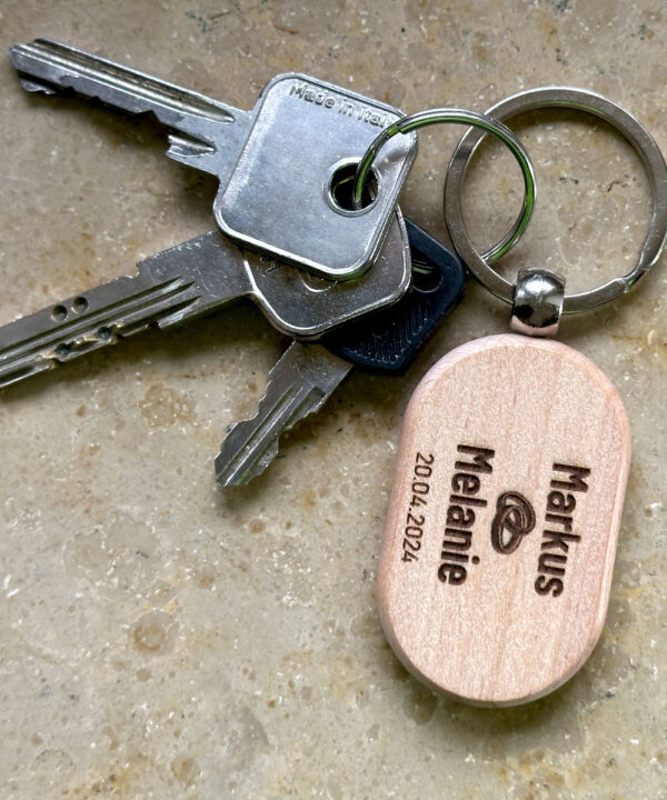 Schlüsselanhänger aus Holz mit Gravur und Schlüsseln
